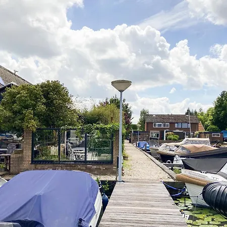 Botel Gorgeous Ship In With Wifi 4*