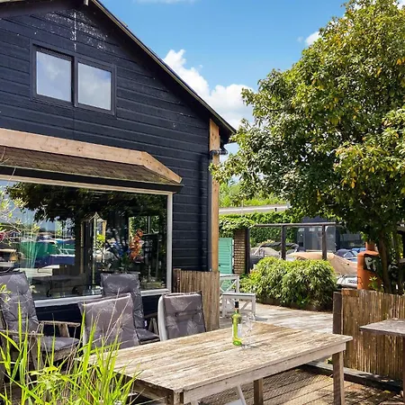 Gorgeous Ship In With Wifi